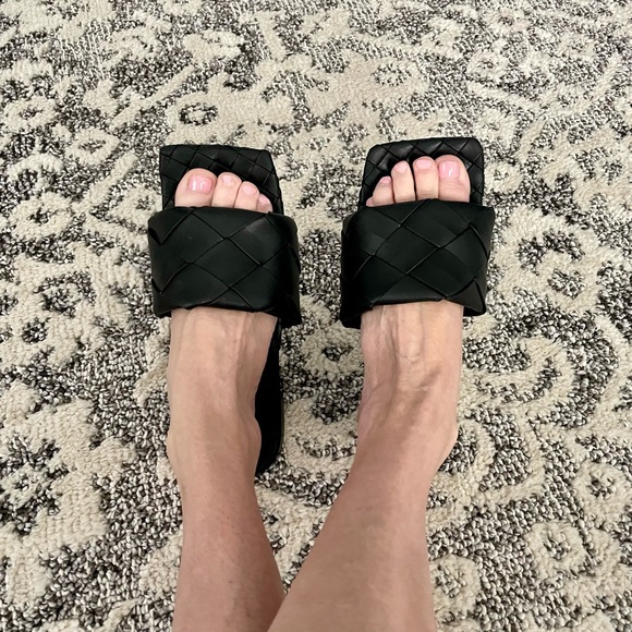 SALE - original price > $1100  Black Intreciatto Bottega Venetta Slides - Picture 7 of 8